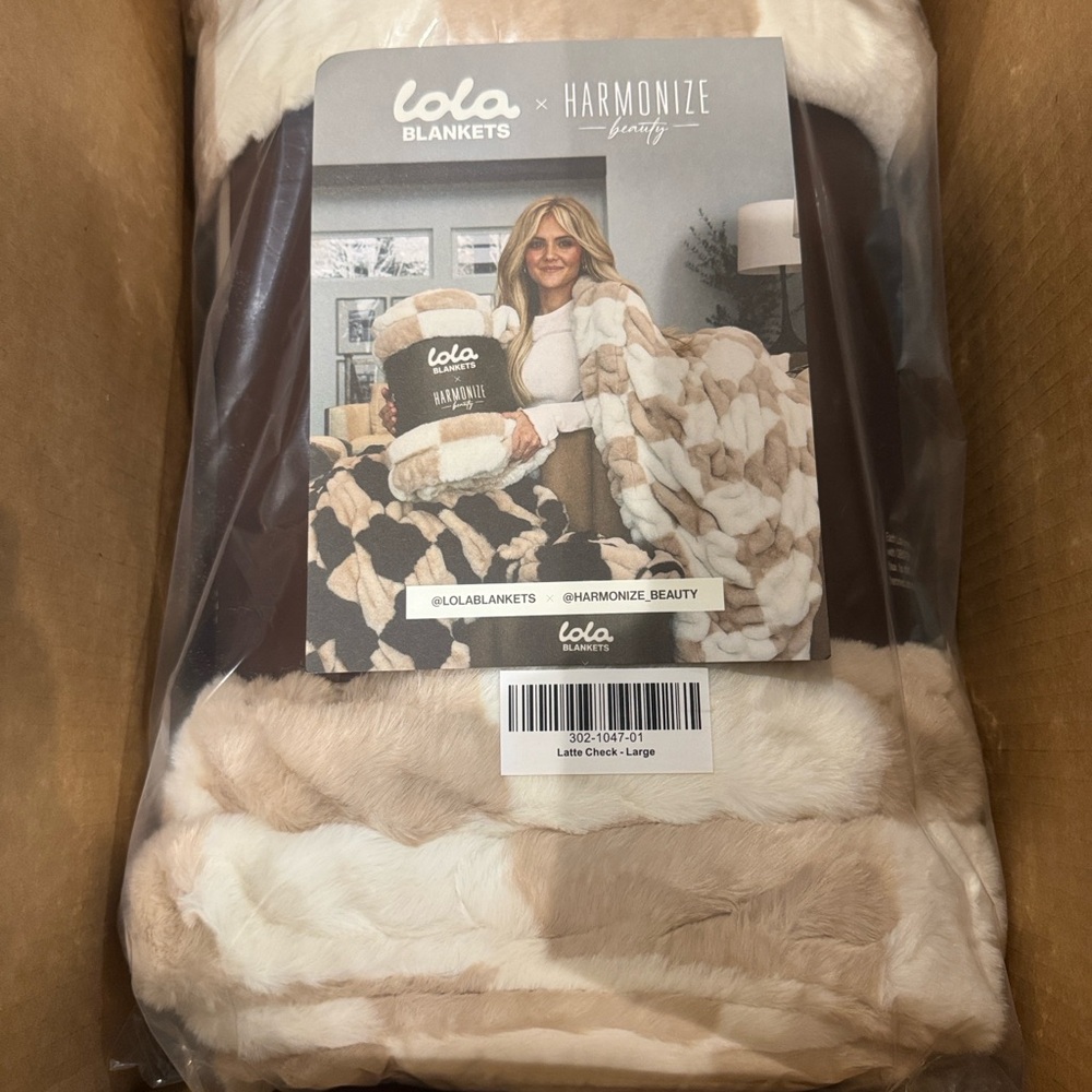 Lola Blankets Faux Fur Blanket/Latte Check/Size L/NEW! NIB! SEALED! Beautiful!!! - Picture 16 of 16